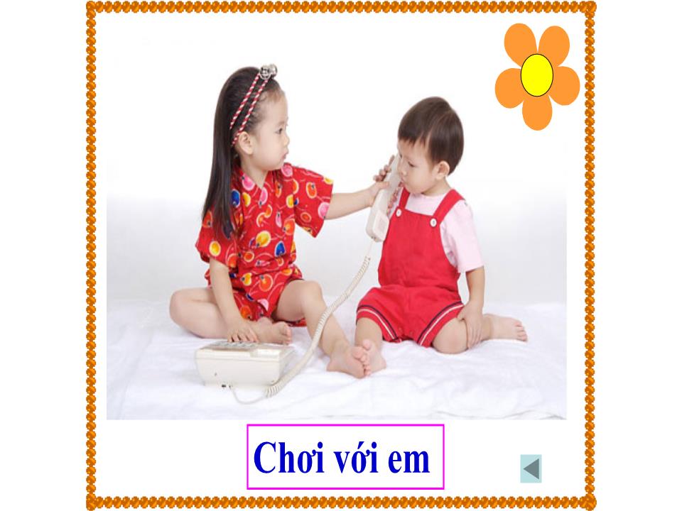 Bài giảng Luyện từ và câu Lớp 2 - Từ ngữ về tình cảm gia đình. Câu kiểu Ai làm gì? Dấu chấm, dấu chấm hỏi trang 9